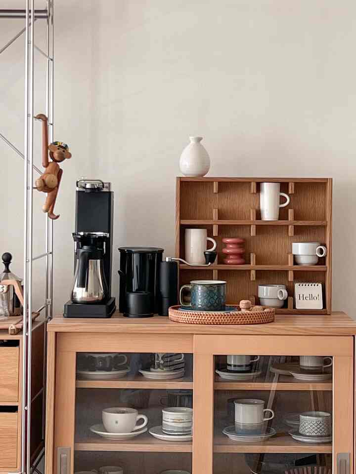 My coffeezone ☕️ 

#coffeemachine #coffeetime #coffeecup #vintagecup #WoodInterior #woodenfurniture #marketb #balmuda