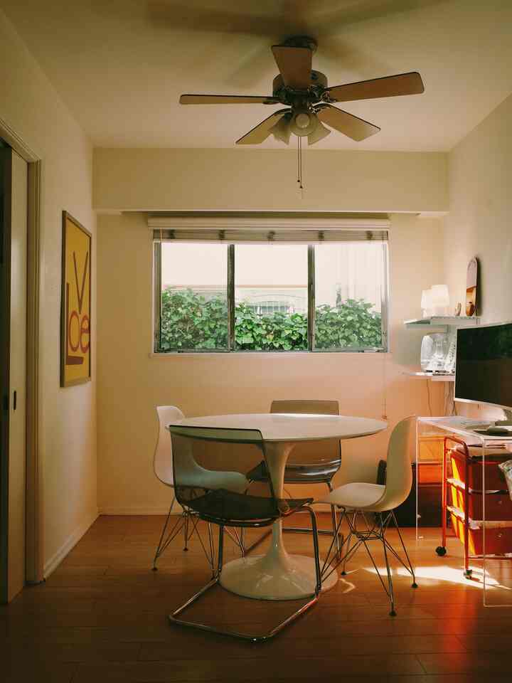 Small dining area but full of charm! ✨ The floating shelf adds extra storage, and the acrylic table keeps the space feeling open and airy. Cozy, intimate, and perfectly organized! 🍽️💕 #SmallSpaceLiving #CozyDining&nbsp;