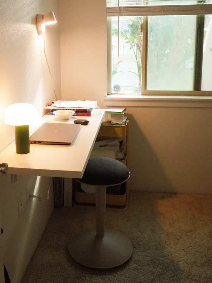Small space? No problem! 😆✨ Every home we’ve had has been small, and as maximalists, we’ve mastered the art of smart storage. Here’s another floating shelf hack—this time as a desk! 💻📚 Saves space while keeping things functional and stylish. #SmallSpaceHacks #MaximalistLiving #FloatingShelfMagic