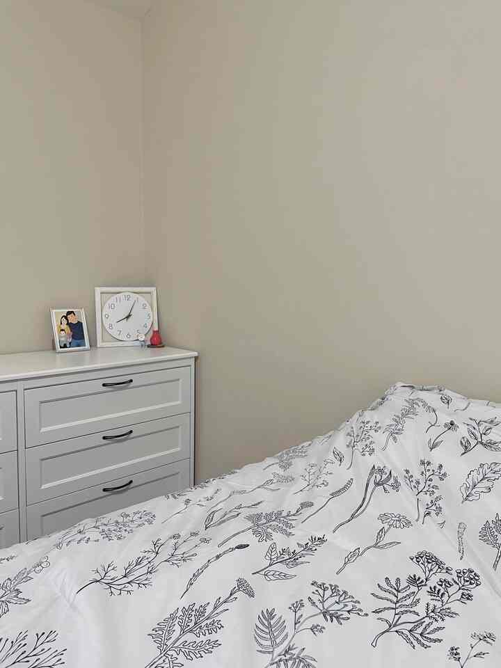 The peace of my child's creations and empty space 🤍

#bedroom #minimalist #emptyspace￼
