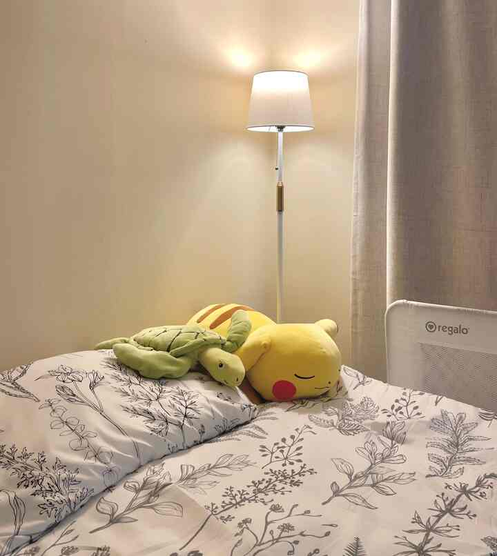 My baby said that the best place to sleep is next to mom. My sweetheart 🤍

#minimalinterior #bedroom #cosleeper #minimalist #minimallife #kid