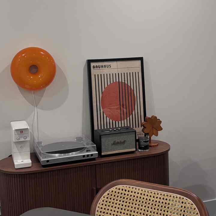 Curating cozy corners with a touch of retro vibes😌 #interiordesign  #midcenturymodern #vinyl #homedecor #cabinet #speaker  #espressomachine #lamp  #ikea #sozyhome