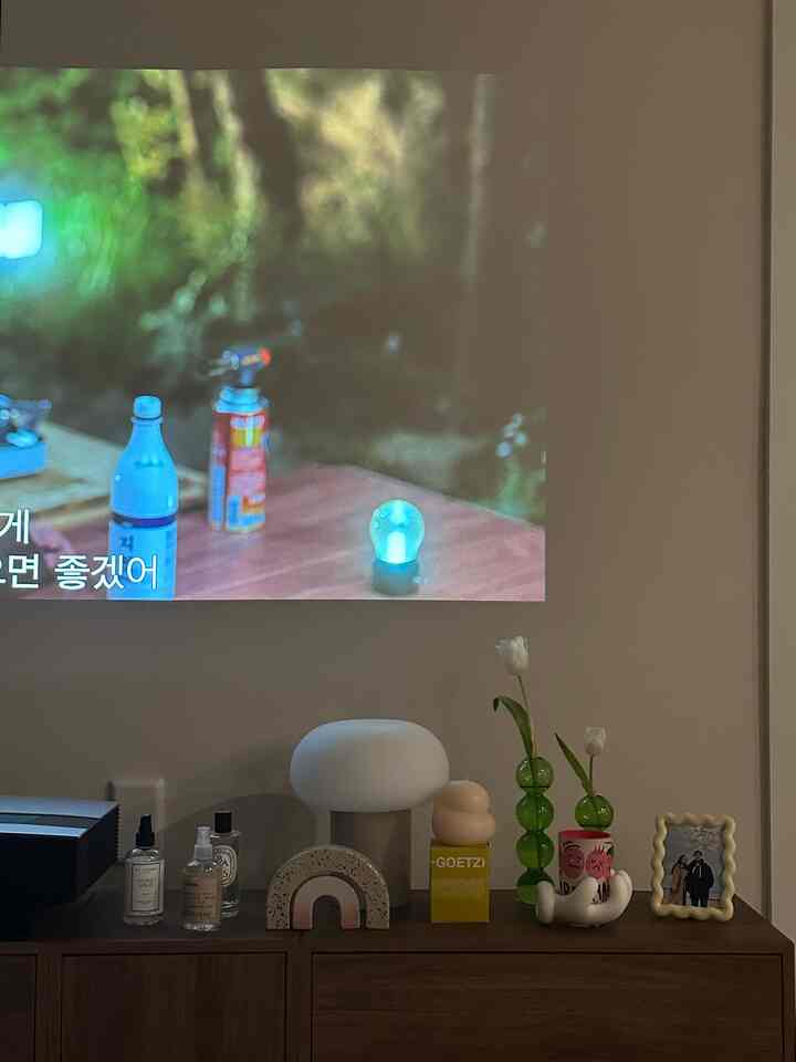 cozy movie nights 🎥🍿 #cozylivingroom  #movie  #projector #homedecor #lamp #ikea #vaseinterior #candle #sozyhome