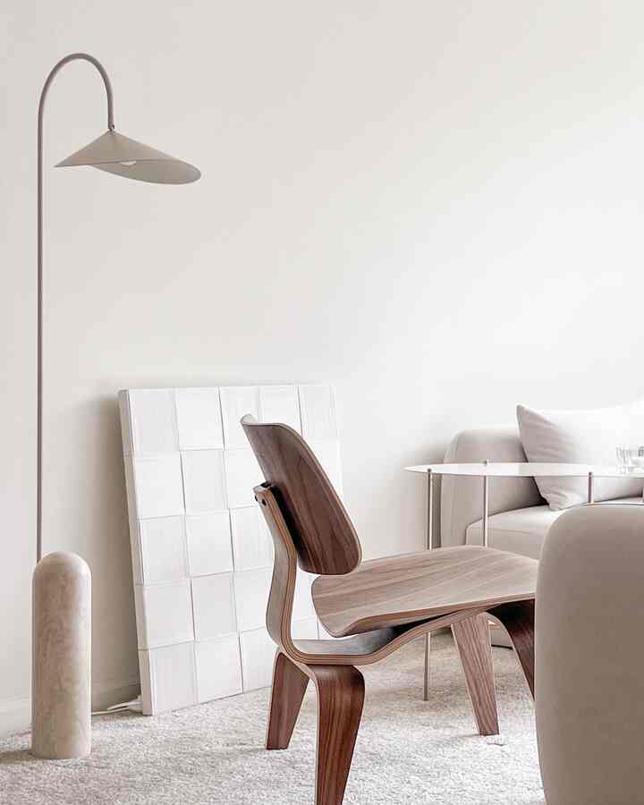 Beige lover 🤍🤎

#beigeinterior #beige #beigetone #cozy #EamesChair #loungechair #fermliving #floorlamp #livingroominterior #livingroom 