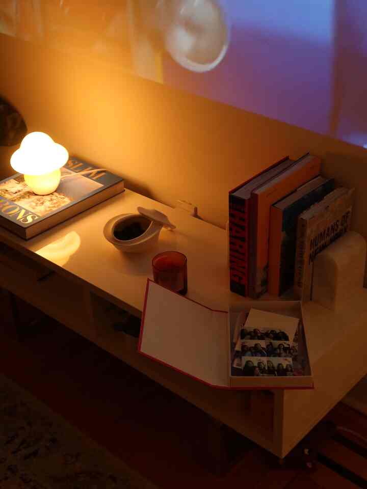 Trik saya untuk mengatur dan menyimpan foto-foto saya adalah dengan kotak-kotak buku tiruan ini. 📕📚🎞️ #organizinghack #storage #moodlight