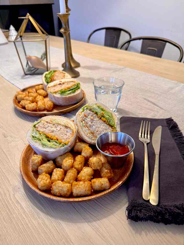 Homemade shrimp burger.🍔🥂 #kitchen #diningtable #dining #woodtable #wood #modern #dinner #dinnertable 