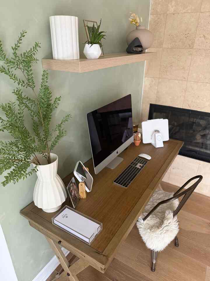 Tip✍🏻 This charging station for Iphone, Apple watch, Airpods and Ipad saves a big space and so convineient for charging everything at once! #homeoffice #desk #modern #ipad #imac 