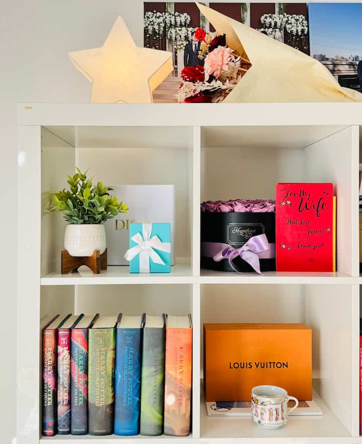 A little shelf filled with all the things I love. 🎁🥹🫶

#bookshelf #book #bookshelfinterior #gift #거실 #인테리어 #거실인테리어 #책장 #집꾸미기 #오늘의집