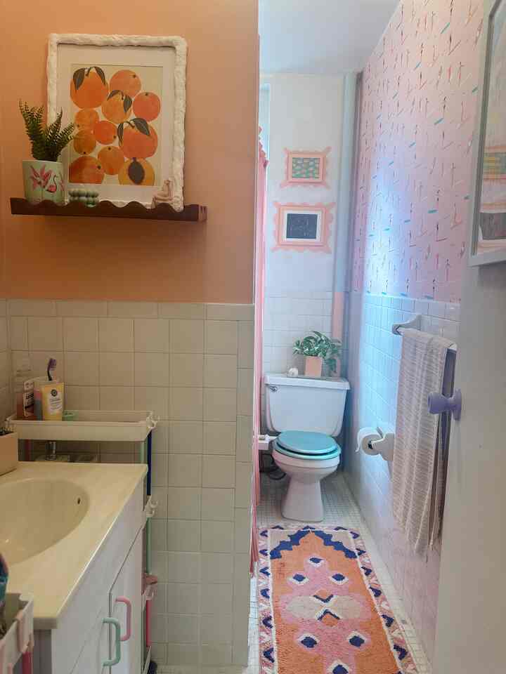 I love playing with color and pattern in my bathroom￼ 💕🍑💕🍑
#colorful #pattern #pinkbathroom #pinkinterior #fundesign #peach
