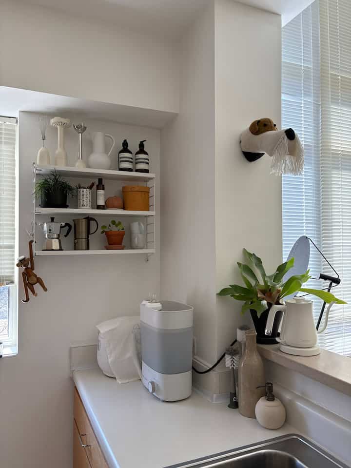 Our playful kitchen corner🪴
#kitchen #corner #midcentury #stringsystem #stringpocket #shelf #kitchenshelf 