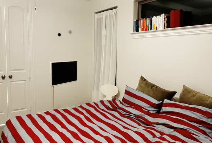 Ada yang bilang layar StandbyME kecil, tapi tidak terlalu buruk jika Anda menaruhnya di samping tempat tidur Anda #StandbyME 
#stripedbedding
#FritzHansen 
#hay
#muuto