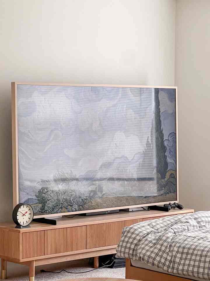 Spent a fortune on this, but no regrets💸
#theframe #samsung #wood #WoodInterior #woodenfurniture #woodeninterior #beige #beigeinterior #bedroom #bedroominterior #bedding #masterbedroominterior 