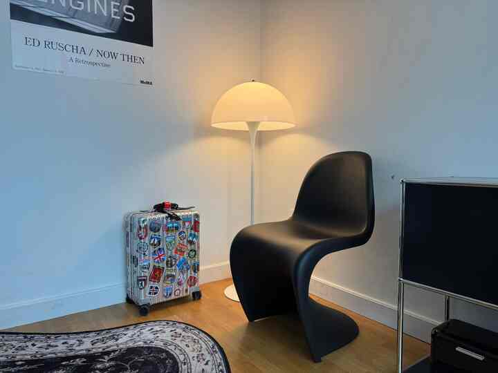 This little corner of my room is where minimalism meets personality. I love the contrast between the sleek black Panton chair and the warm glow of the lamp. The suitcase, covered in travel stickers, adds a bit of character and nostalgia. Keeping things simple but full of meaning—just the way I like it.

#Ohouse #MySpace #MinimalistAesthetic #ModernLiving #CozyVibes #InteriorInspo #DesignLover #HomeDecor #TimelessDesign #ScandiStyle #BlackAndWhiteDecor #PantonChair #SimpleButSignificant #RoomDetails