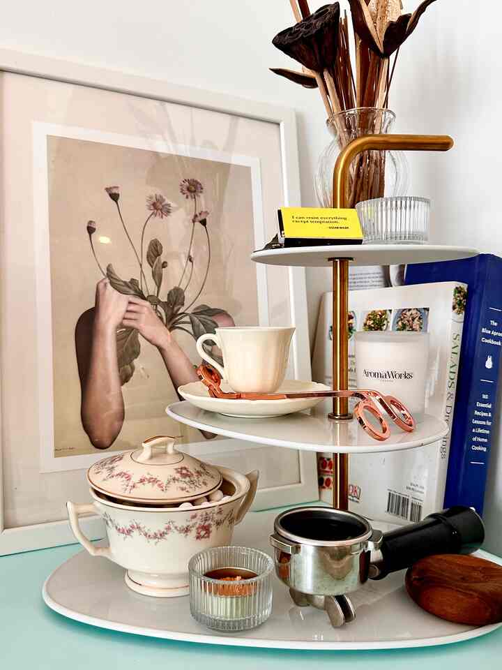 A little vintage, a little modern, and a whole lot of charm. ☕✨ Who else loves a well-styled corner? #LafayetNY #homecafe #display #homedeco #ohousedeco