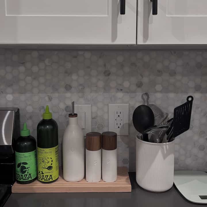 Peralatan dapur dengan warna senada membuat memasak terasa lebih menyenangkan 👩‍🍳🤍
#sozyhome #mcm #nordicstyle #japandi #ivory #kitchen #kitchenutensil #cozyhome