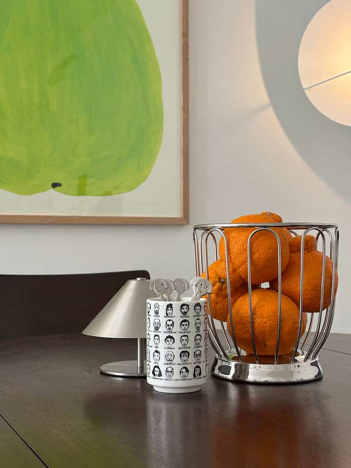 My favorite tones for the dining table🍐🍊
#orange #green #colortone #diningtable #lamp #tablelamp #alessi #citrusbasket #frame #art 