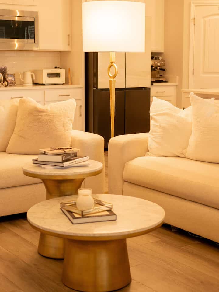 Brass makes good vibes😎
#livingroomdecor #Cozy #farmhouse #lamp #whitesofa