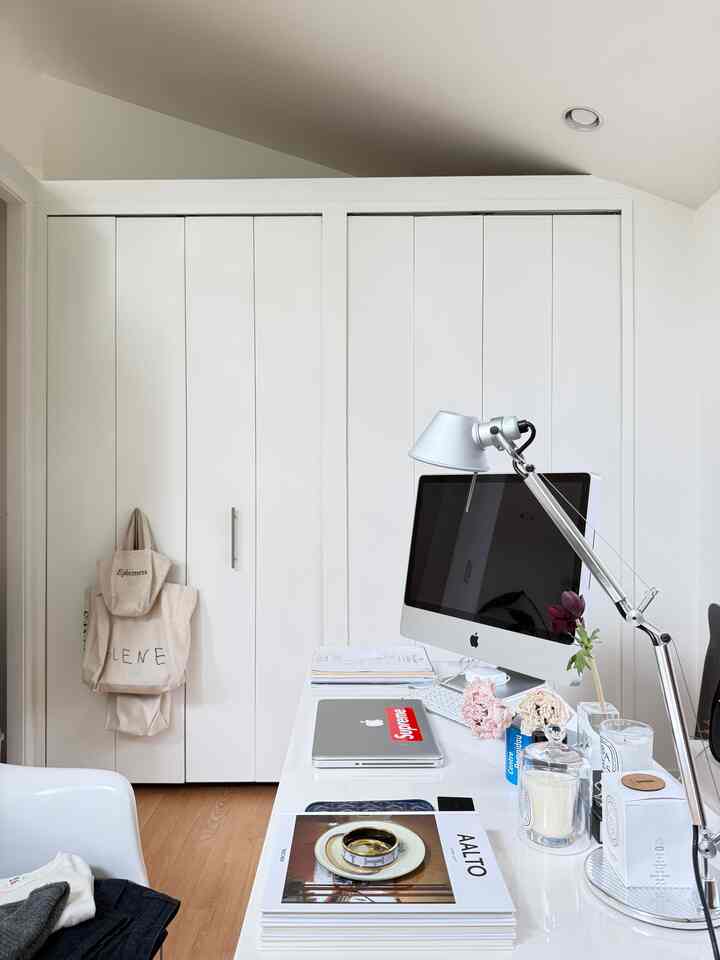 Spring mood #springdecor #officeinterior #officestyle #deskdecor #officeroom #homeoffice #desk #chair #artemide