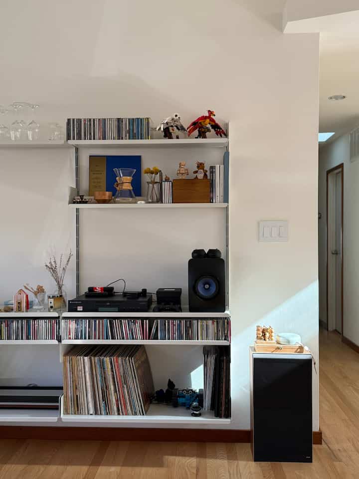 Wall decor #livingroom #walldecor #mediashelve #shelvingsystem #vitsoe #kef #bangandolufsen 