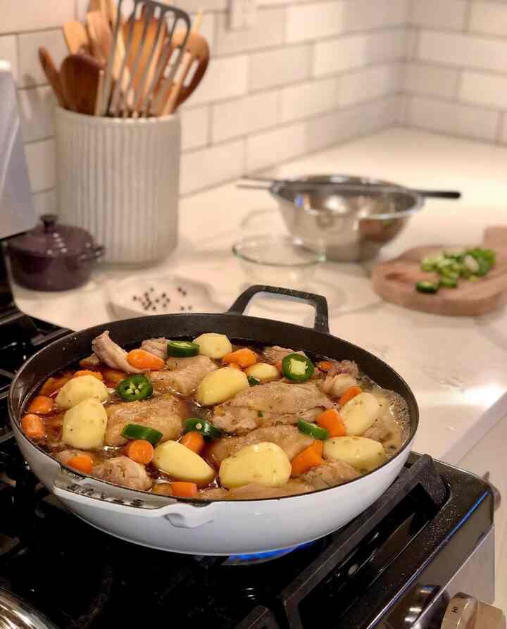 Seberapa terorganisirnya Anda saat memasak? 
Saya berusaha menjaga tempat kerja saya tetap bersih dan bahan-bahan tetap menyatu, sehingga waktu memasak menjadi lebih mudah dan cepat! 👩🏻‍🍳 #kitchen #cook #cooking #organized #clean #modern