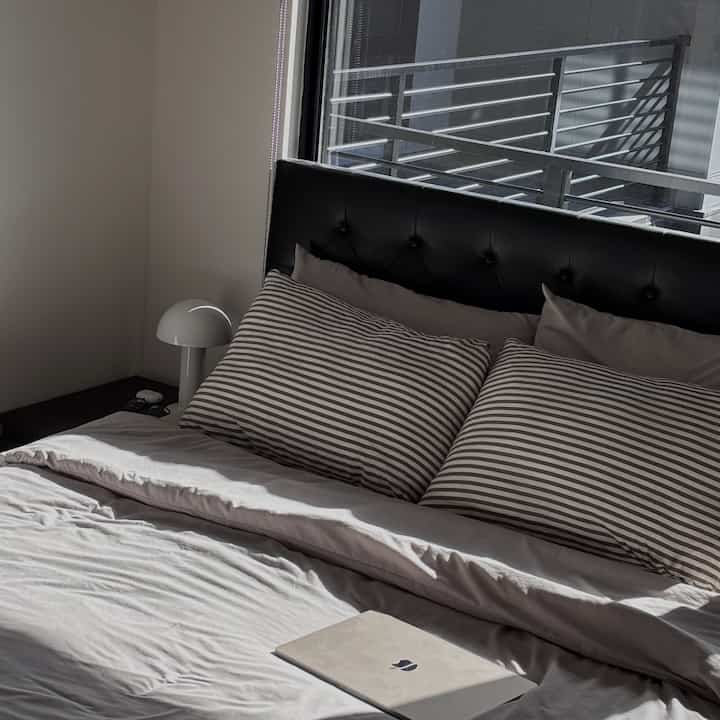 Minggu pagi yang malas di kamar tidurku ☀️🛏️ 

#bedroominterior #bedroomdecor #lamp #tablelamp #nightstand #ikea #queensizebed #duvetset #stripes #neutrals #nordicstyle #midcentury