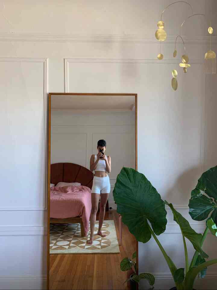 ponsel gantung menambah banyak imajinasi #apartment #mirror #studiobedroom