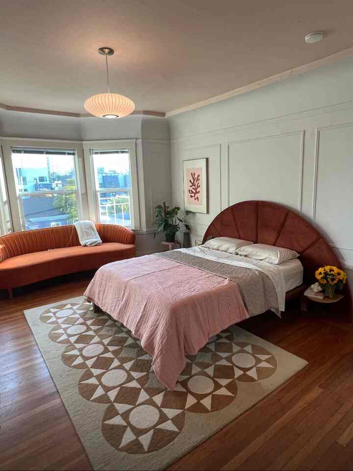 Switchibg up my bedding in my colorful home #colorfulapartment #postmodern #pink