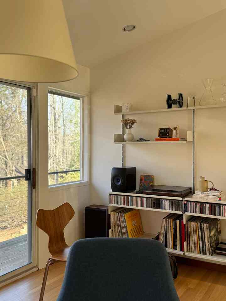 Livingroom decor #wallsystem #mediashelve #livingroom #livingroomdecor #livingroominterior #vitsoe #artemide #kef