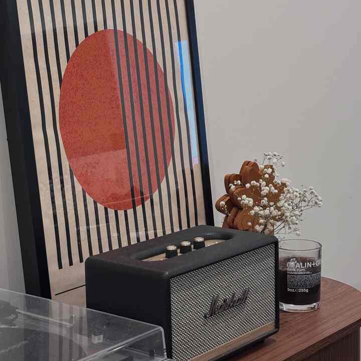 Wood & orange 🤎🧡 #kitchen #diningroom #nordicstyle #midcenturymodern #marshall #ikea #ikealamp #diningtable #coffeecabinet #frame #speaker #vinyl #recordplayer #espressomachine 