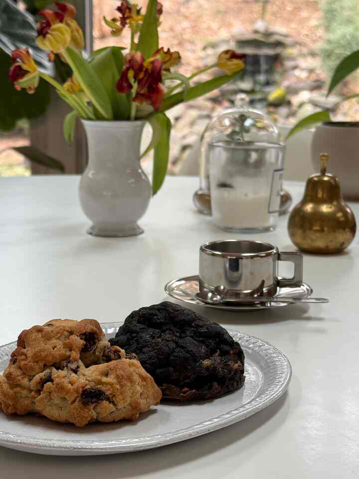 Sweet treats! #desserttable #diningtable #table #coffeetable #diningroom #saarinentable #coffeetabledecor
