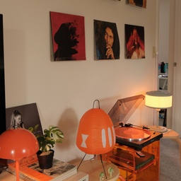 Organization tips & tricks:
Touched on these in an earlier post but this is what these vinyl holders look like :)
Installation is super easy! You can use 3M strips or do what I did and just use thumbtacks 🤗
#vinyl #turntable #warmlighting #wallmount