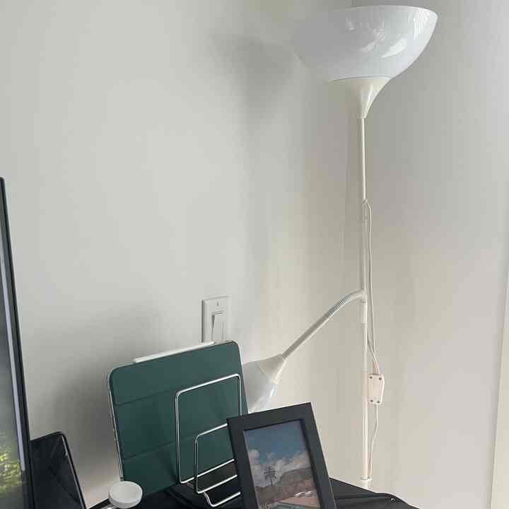 #0 Sudahkah Anda berpikir untuk menggunakan talenan sebagai alas iPad Anda agar dapat berdiri? 😌 Kedengarannya konyol, tetapi sebenarnya ini bisa digunakan :) 
#budgetfriendly #iPadstand #simpleinterior