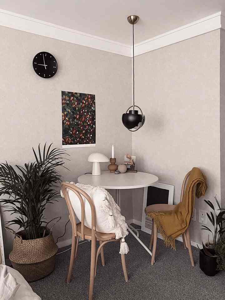 The cozy corner of the bedroom🤎


#bedroom #bedroominterior #bedroomdecor #roundtable #lamp #ton #tonchair #blanket #candleholder #candle #poster #plant #wallclock #cozybedroom 