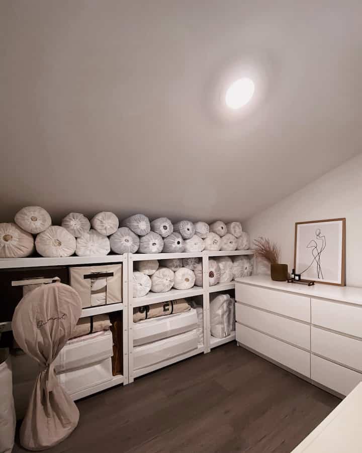Organizing the bedding storage room.

#storageinterior #storageorganization #storageinterior #storageroom #beddingstorage #beddingorganization #ikea #ikeadresser #dersser #shelf #shelfinterior #ikeashelf #ikeabror #ikesskubb #ikeamalm #Organized 