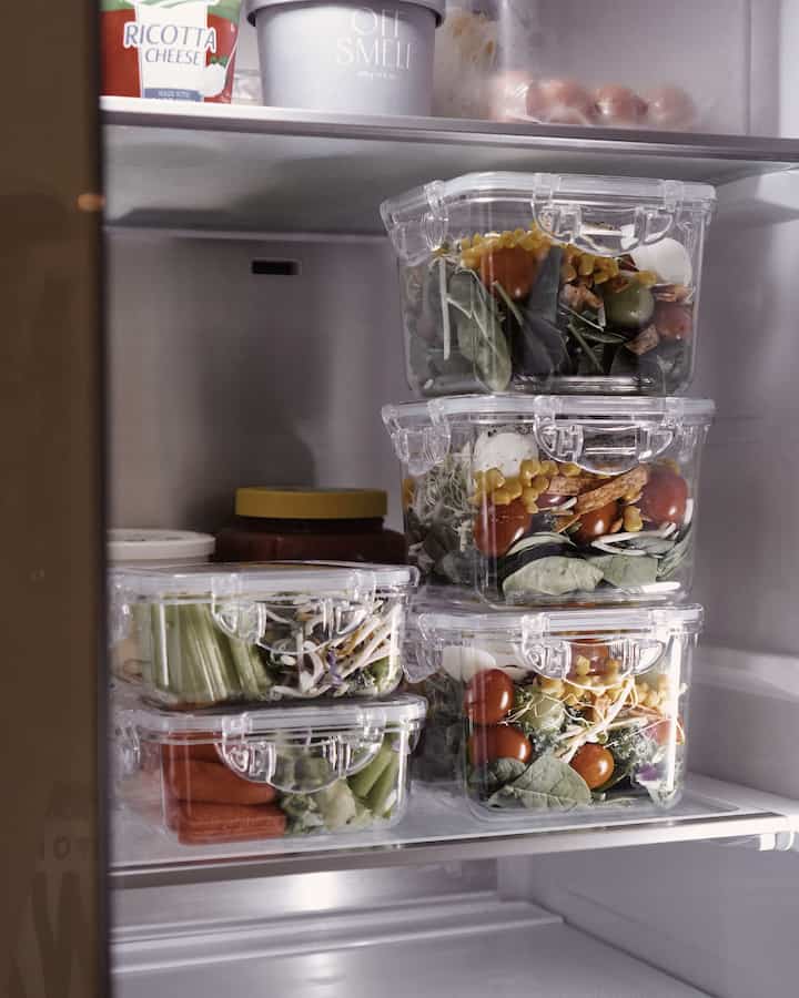 While making salad meal prep with my new food containers, i also organized the fridge. 

#kitchen #refrigerator #foodcontainers #salad #Organizing #organize #mealprep 