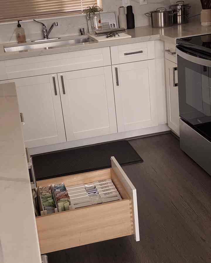 Organizing the kitchen drawers.


#kitchen #kitcheninterior #kitchenitems #kitchenorganize #organize #plasticbagdispenser #saltandpeppershaker #kitchnedrawers #silit #cookwear 