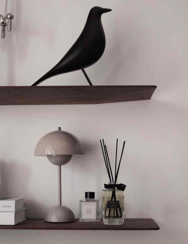 私の空間にほのかな香りを加えました。

#livingroom #livingroominterior #livingroomdecoration #wallshelf #shelf #shelfinterior #shelfdecoration #lamp #lighting #InteriorProps #diffuser #homefragrance #Eameshousebird