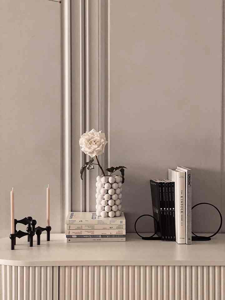 サイドボードのスタイリング

#リビングルーム #livingroom #livingroominterior #livingroomdecoration #Sideboard #sideboardstyling #candleholder #minimal #vase #flower #artificialflower #bookstand #magazine #magazineB #book #interiorbook #kinfolk #kinfolkhome