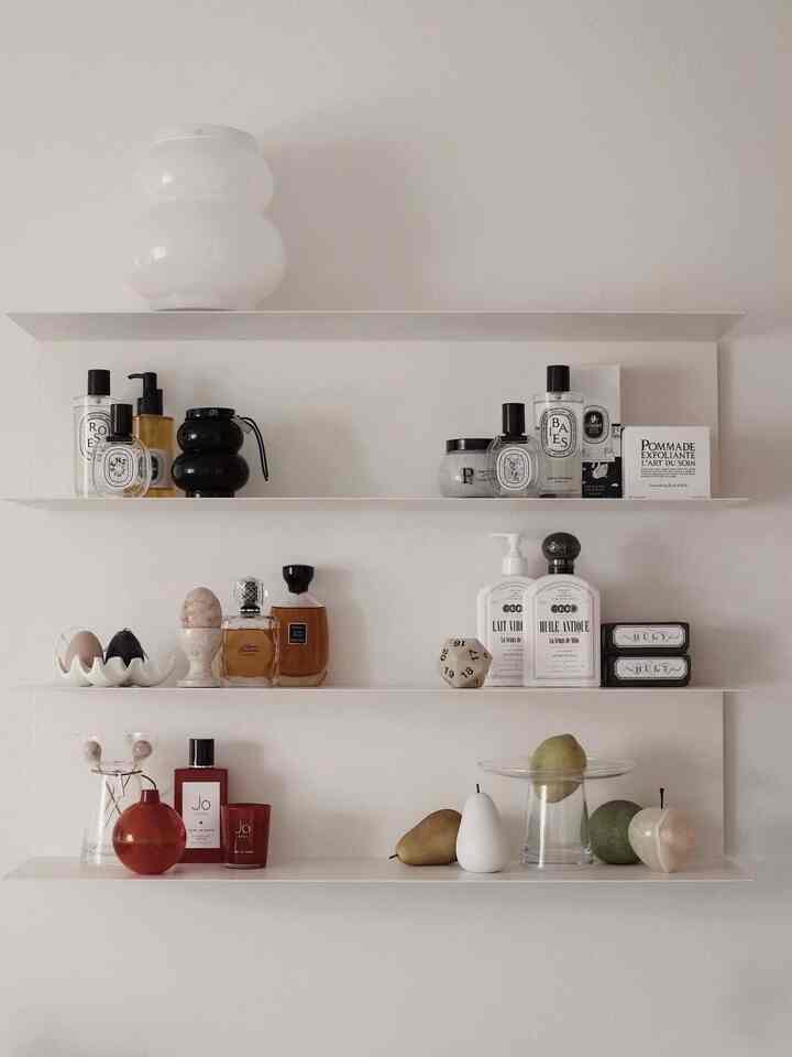 Shelf decoration🤎


#shelf #shelfinterior #shelfdecoration #fragrance #fragranceshelf #vase #perfume #roomspray #homefragrance #Interiorprops #artificailfruits #marblefruit #bodycare #shelfie 