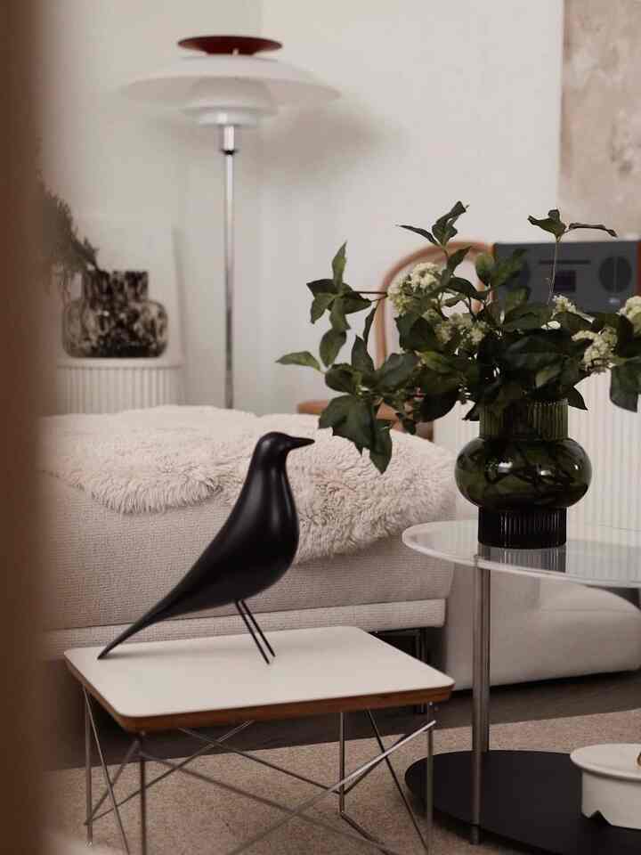 The Eames House Bird, one of the most striking interior decor pieces.

#livingroom #livingroominterior #livingroomdecoration #sidetable #interiorprops #vase #lamp #rug #Eamesbird #flower #artificialflower #HermanMiller 