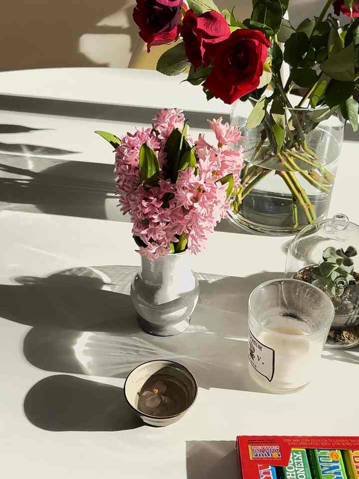 Spring vibes #flowervase #diningtable #diningroom #tabledecor #knoll #saarinentable #diningtabledecor