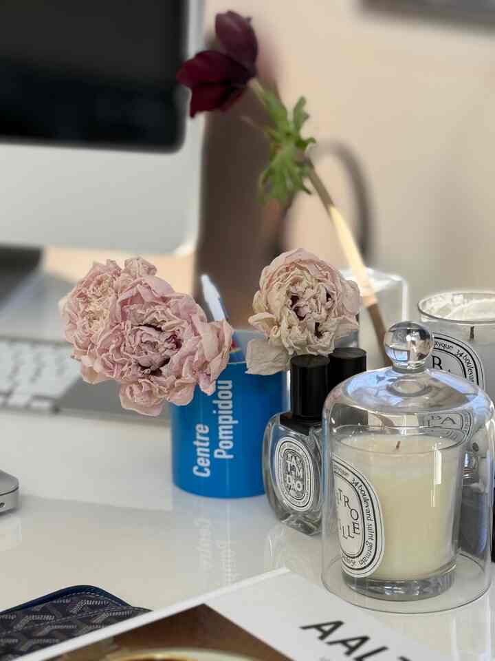 More PINK #desk #deskdecor #office #homeoffice #onthedesk #candles #decor 