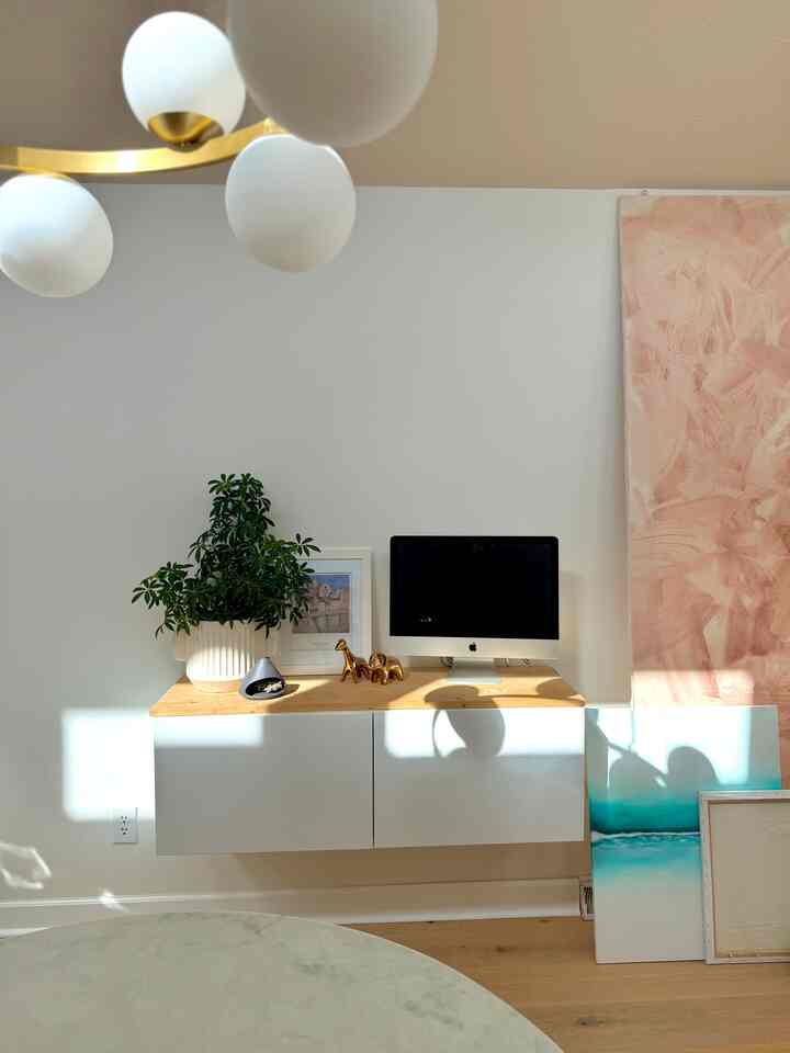 Breakfast area(a.k.a second diningroom). I like to stack the canvases on the floor for the stying.
#diningroom #modern #cozy #warm #marble #marblediningtable