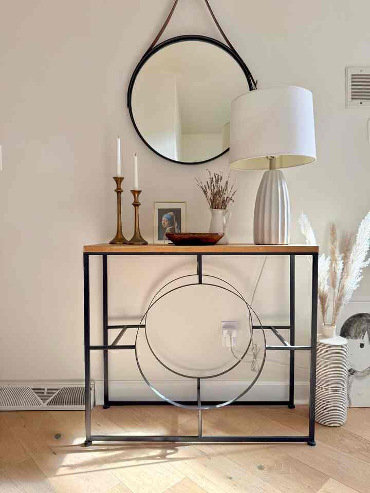 This is what I see everytime I walk up from the garage and I love how that “Girl with a pearl earing” stares at me.🫣
#enterance #hallway #warm #cozy #natural 