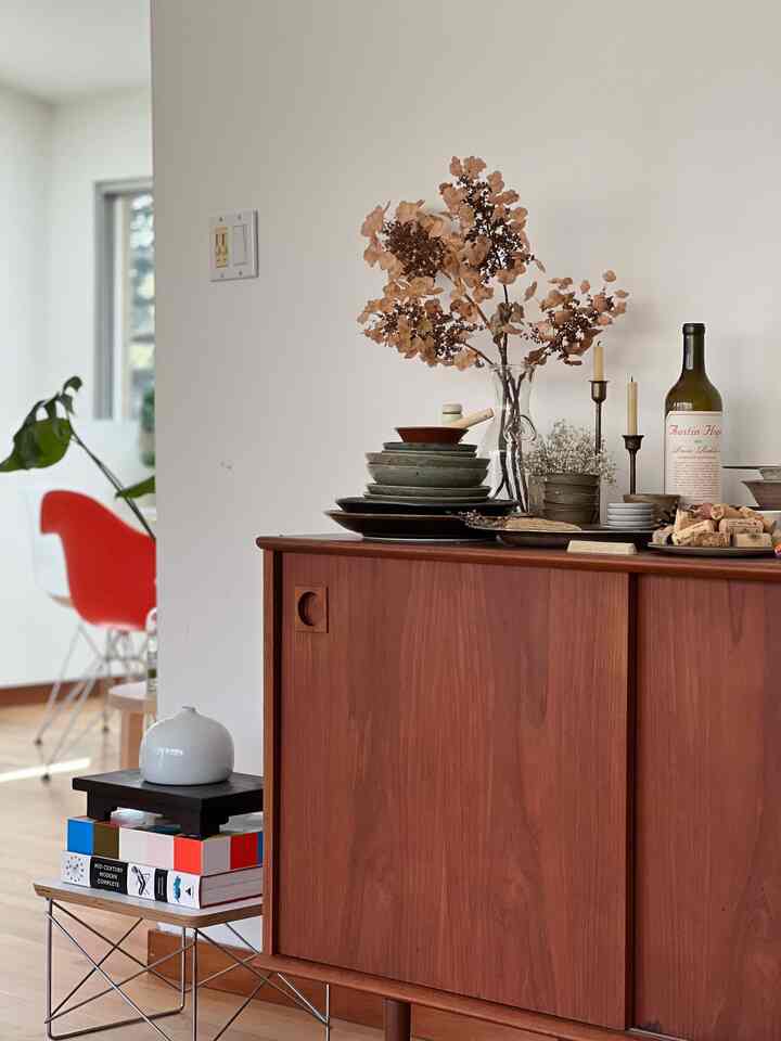 Ruang tamu #credenza #livingroomdecor #livingroom #livingroominterior #sidetable #hermanmiller