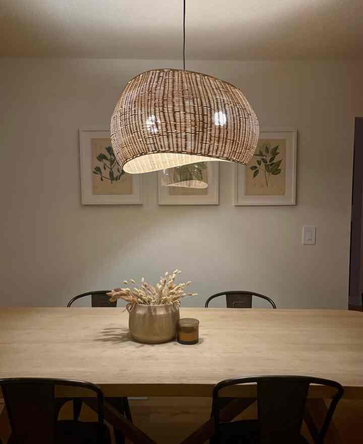 Sometimes it’s just that one light in the dark that does it all.
#diningroom #wood #woodtable #lighting #pendant #mood #warm #cozy #natural
