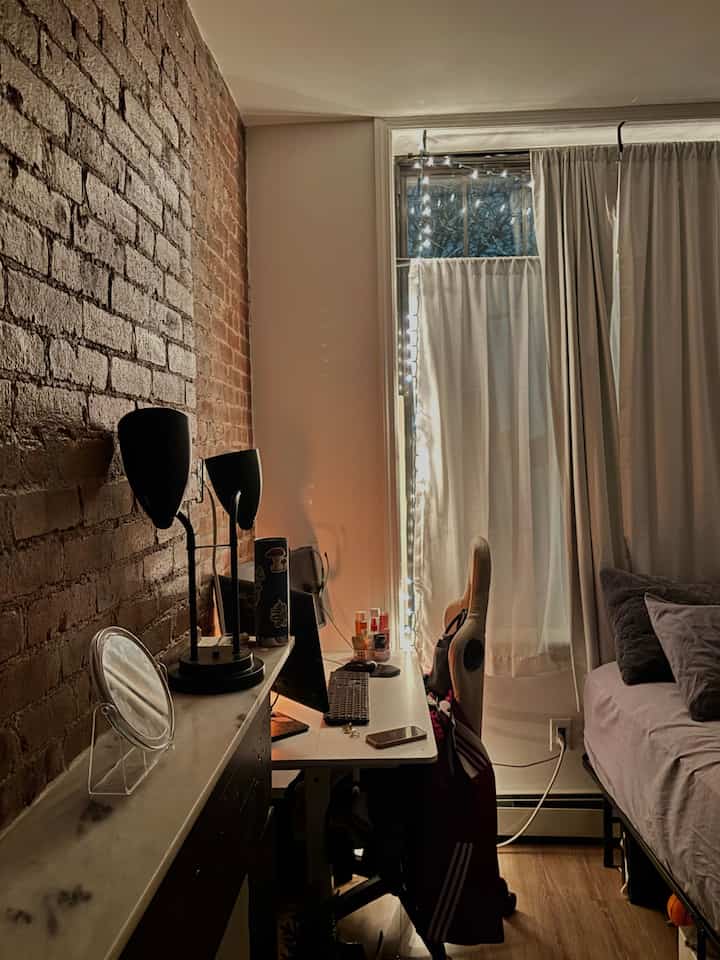 ✨

#homeoffice #bedroomlighting #lamp #vanitymirror #chair #desksetup #desk #WFH #studysetup