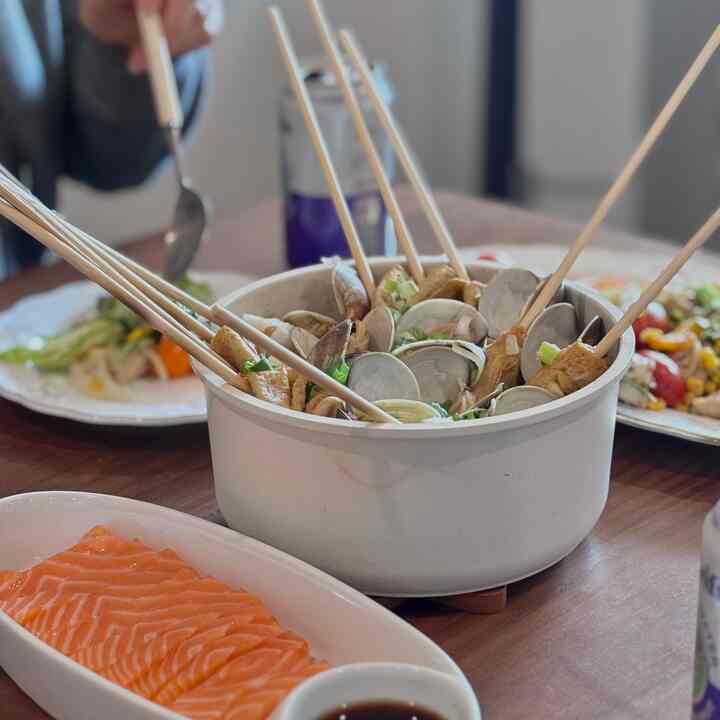 Housewarming 🏡🧡

#livingroominterior #kitchen #diningtableinterior #diningtable #plate #homedecor #midcentury #japandi #nordicstyle #nordicinterior #diningroom