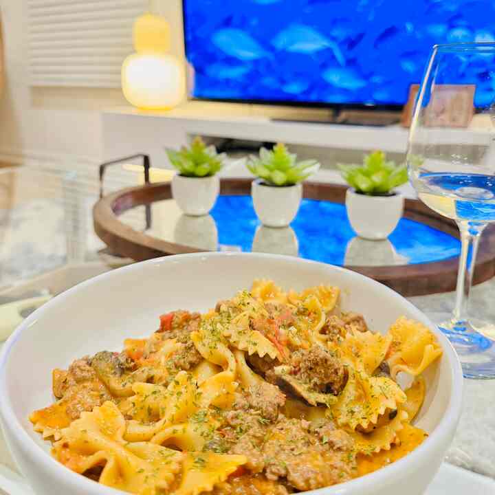 Good food, warm lighting, and a cozy home—what more could you ask for? 🫶

#pastaplate #pasta #pastabowl #wine #livingroominterior #livingroom #livingroomtable #lighting #lightingeffect #cozyroom #cozylivingroom #cozyhome 
