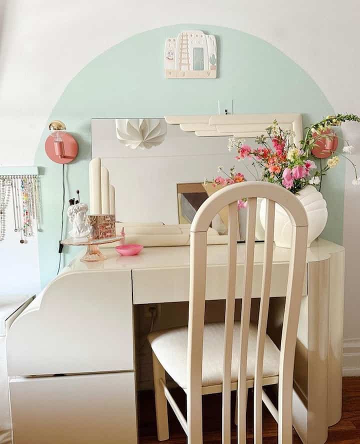 I absolutely love my “makeup station” in my bedroom. So feminine and pretty with interesting unique pieces that took a lot of effort to find!
#vanity #vintage #vintageinterior #thrifted 